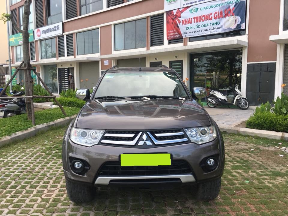 Mitsubishi Pajero 2017 - Gia đình cần bán Pajero 2017, số tự động, máy xăng, màu xám