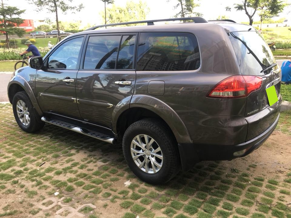 Mitsubishi Pajero 2017 - Gia đình cần bán Pajero 2017, số tự động, máy xăng, màu xám