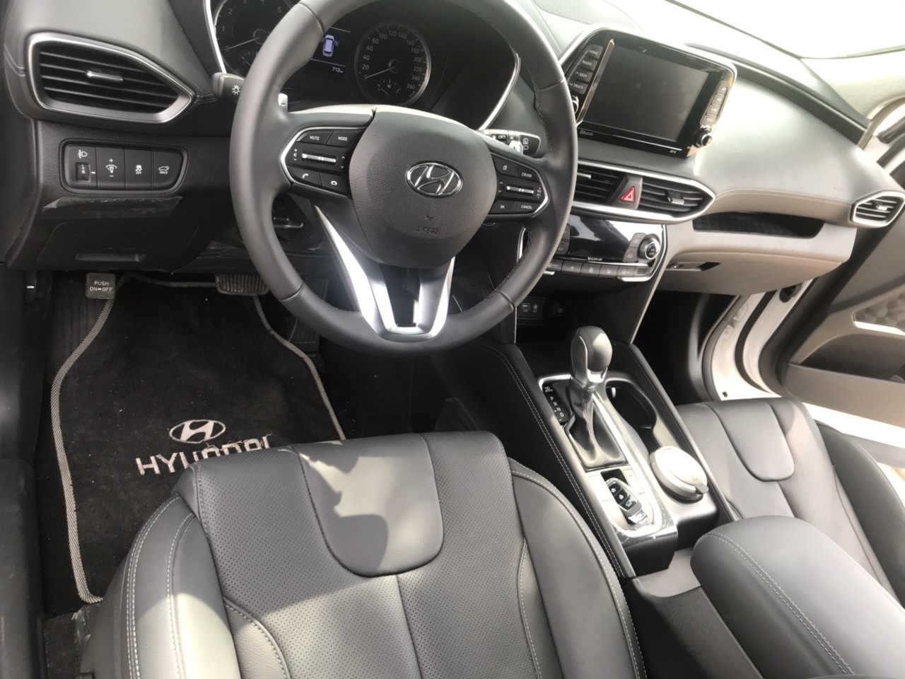 Hyundai Santa Fe 2.4 4x2AT 2019 - Bán Hyundai Santa Fe 2.4 4x2AT đời 2019, màu trắng có trả góp