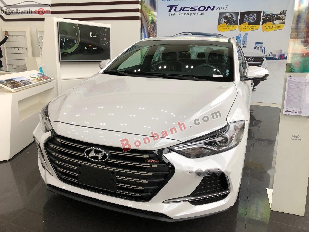 Hyundai Elantra Sport 1.6 AT 2019 - Bán Elantra Sport 1.6 2019 số tự động, máy xăng, màu trắng, nội thất màu đen