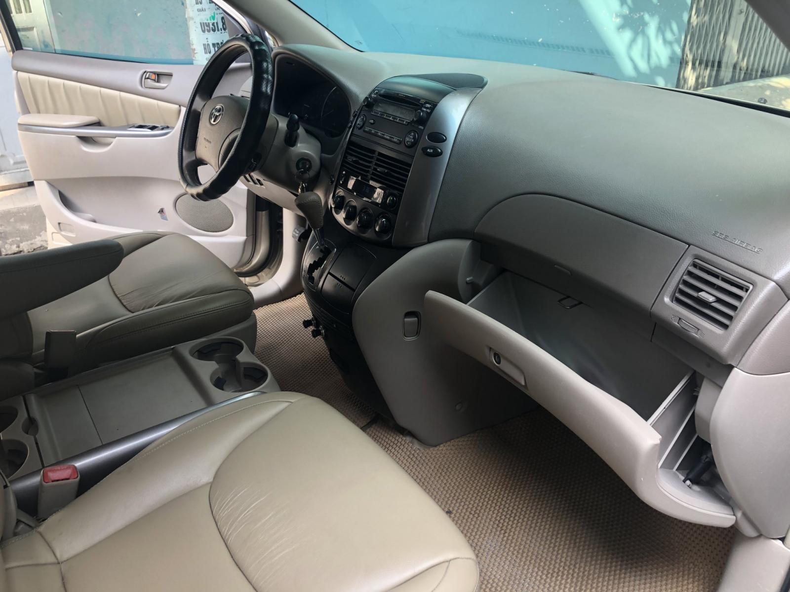 Toyota Sienna LE 2008 - Cần bán xe Toyota Sienna LE năm 2008, màu vàng, nhập khẩu nguyên chiếc, 545 triệu