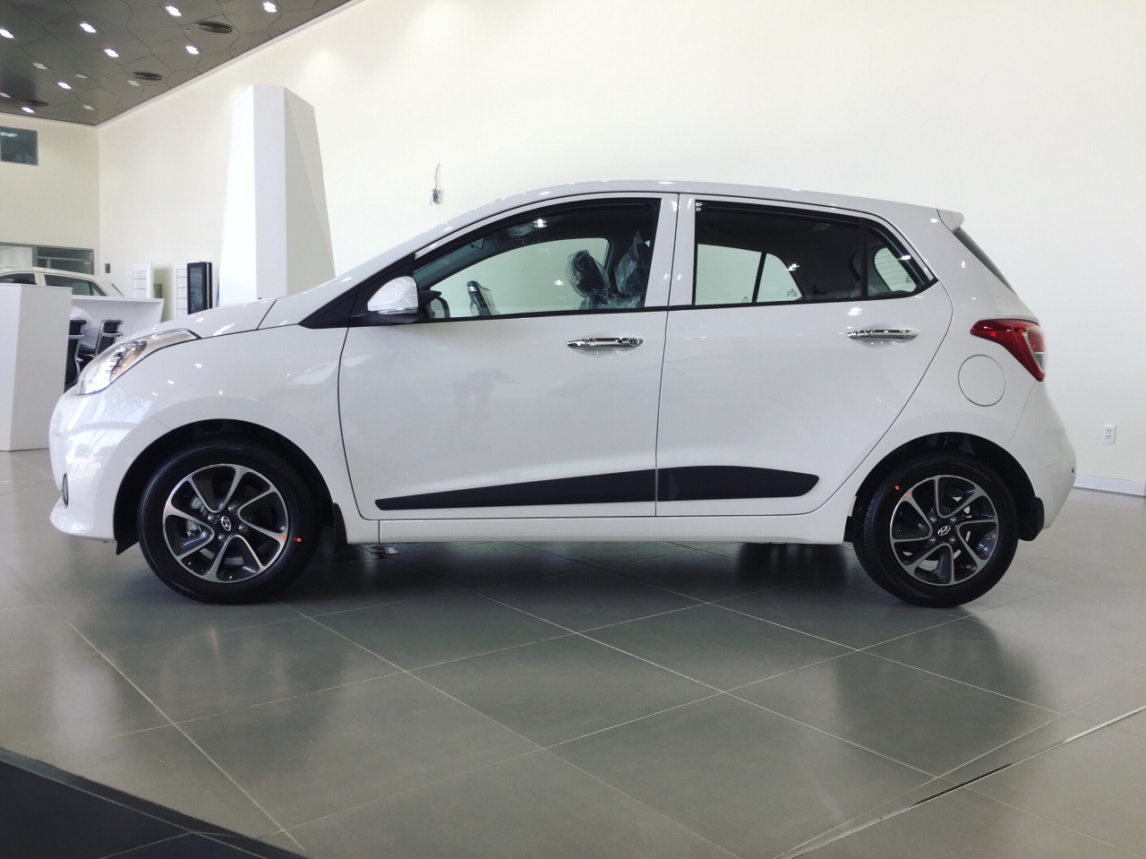 Hyundai Grand i10 1.2 AT HB 2019 - Bán xe Hyundai Grand i10 1.2 AT HB sản xuất 2019, màu trắng, trả trước 120 tr