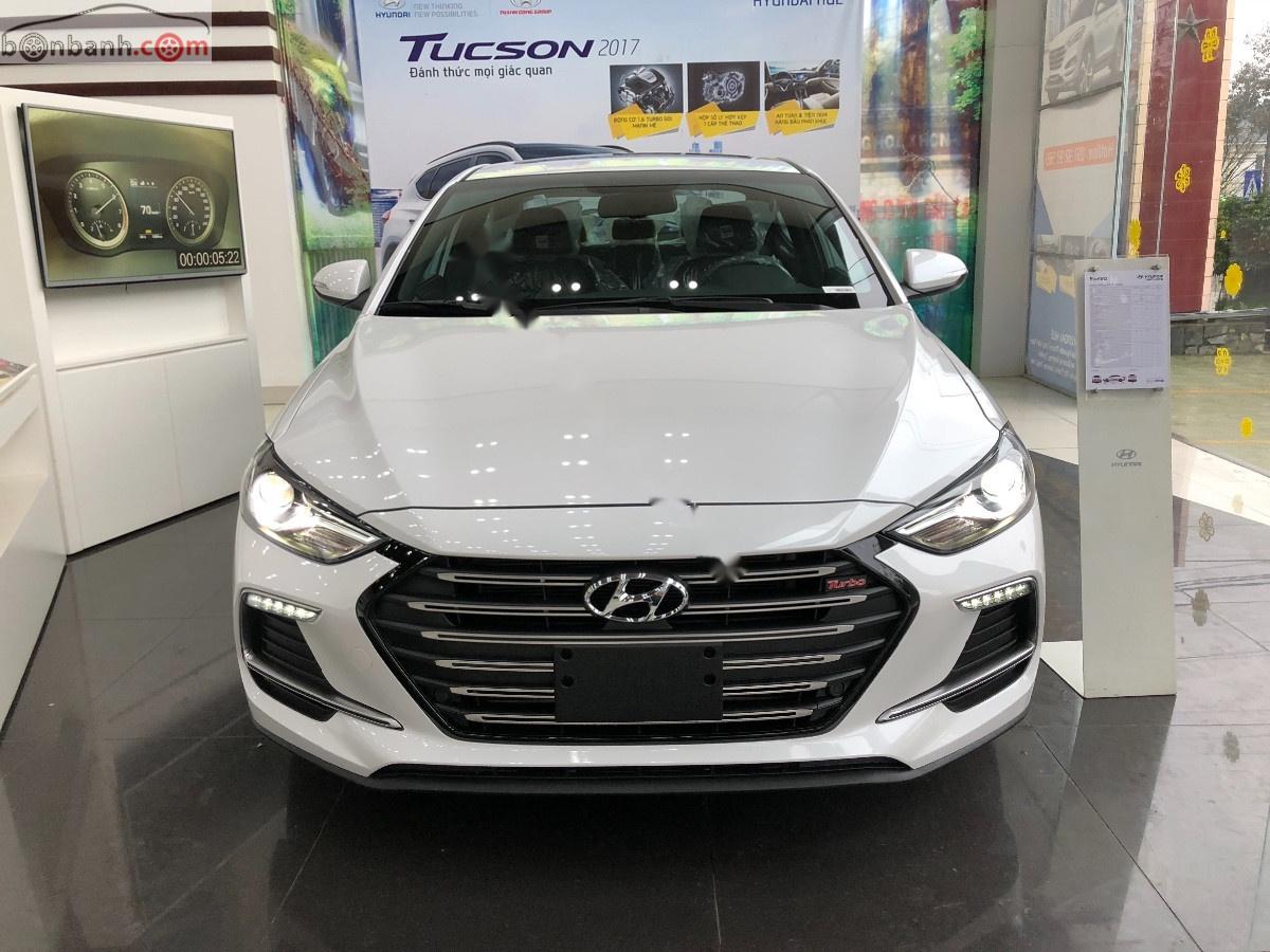 Hyundai Elantra Sport 1.6 AT 2019 - Bán Elantra Sport 1.6 2019 số tự động, máy xăng, màu trắng, nội thất màu đen