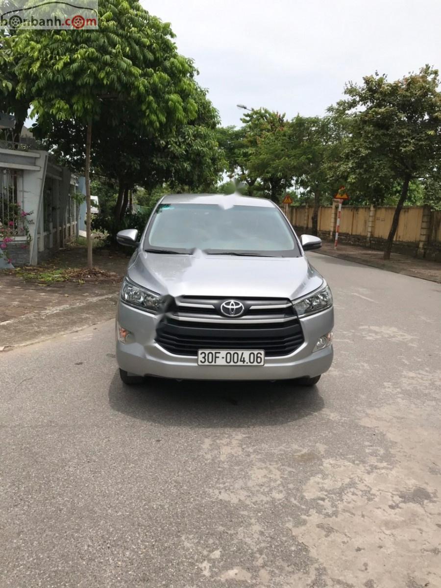 Toyota Innova 2.0E  2018 - Bán xe Toyota Innova 2.0E 2018, số sàn, màu ghi bạc, màu này rất sang trọng và đẹp