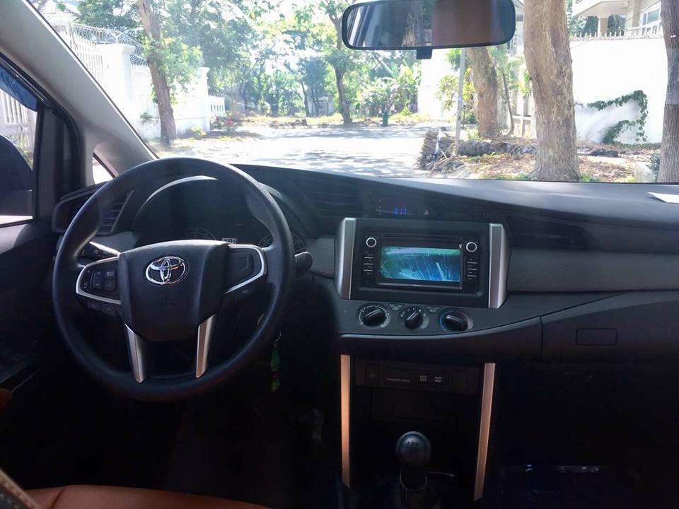 Toyota Innova 2017 - Kẹt tiền bán gấp Innova 2017, số sàn, màu xám