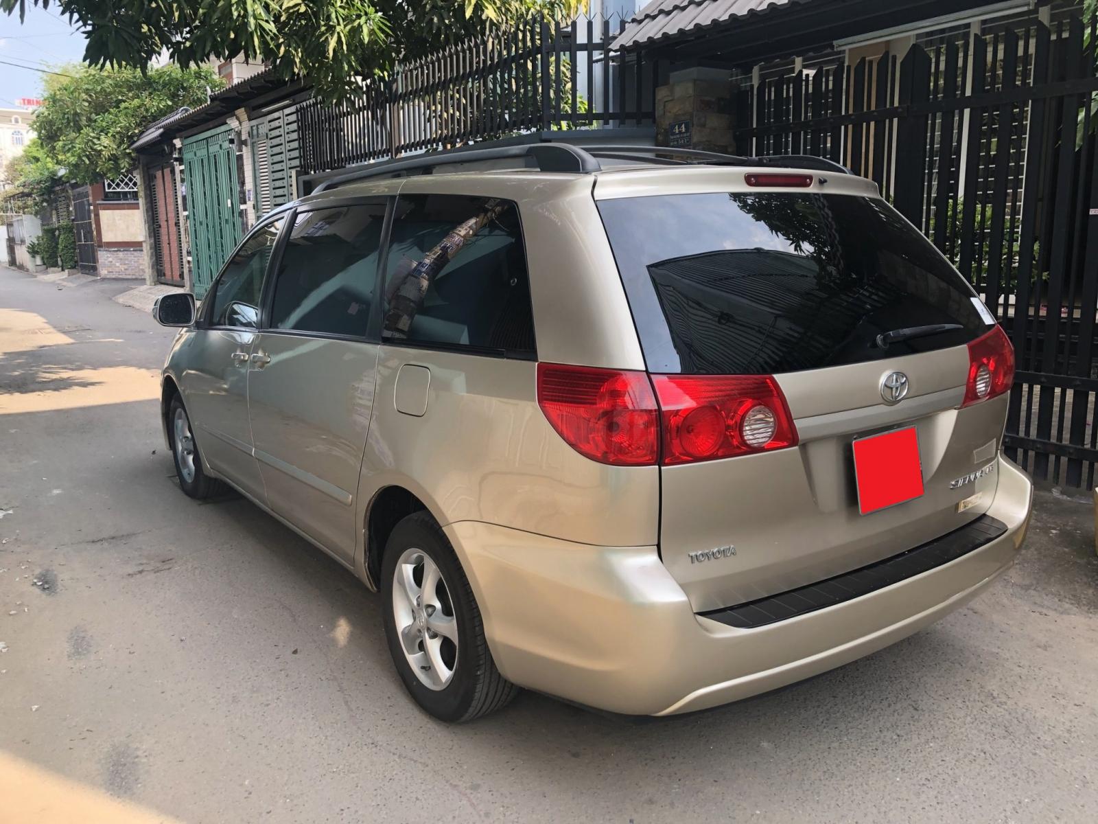 Toyota Sienna LE 2008 - Cần bán xe Toyota Sienna LE năm 2008, màu vàng, nhập khẩu nguyên chiếc, 545 triệu