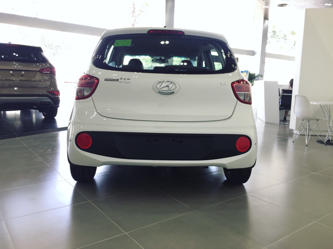 Hyundai Grand i10 1.2 AT HB 2019 - Bán xe Hyundai Grand i10 1.2 AT HB sản xuất 2019, màu trắng, trả trước 120 tr