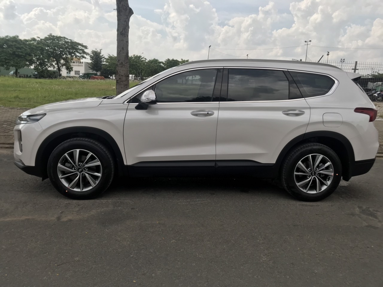 Hyundai Santa Fe 2.4 4x2AT 2019 - Bán Hyundai Santa Fe 2.4 4x2AT đời 2019, màu trắng có trả góp