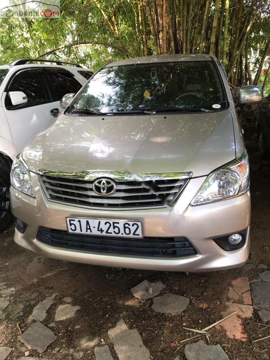 Toyota Innova 2.0E 2012 - Bán Innova dòng E 2012 màu vàng cát, nước sơn zin