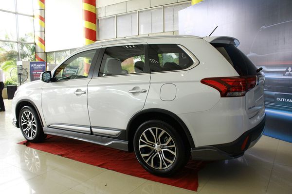 Mitsubishi Outlander 2019 - Bán xe Mitsubishi Outlander 2019, màu trắng, nhập khẩu, giá 807tr