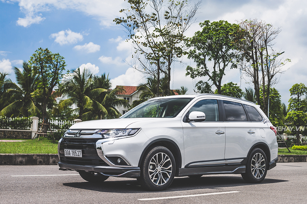 Mitsubishi Outlander 2019 - Bán ô tô Mitsubishi Outlander đời 2019, màu trắng, nhập khẩu