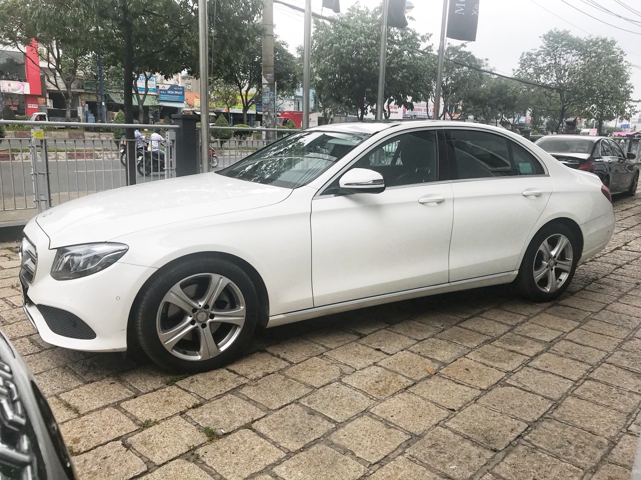 Mercedes-Benz E class E250 2017 - Mercedes E250 màu trắng qua sử dụng chính hãng, Chỉ 800tr nhận xe ngay