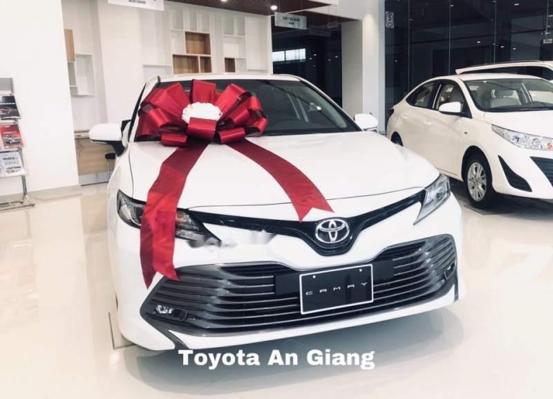 Toyota Camry   2019 - Cần bán xe Toyota Camry đời 2019, màu trắng, nhập khẩu nguyên chiếc