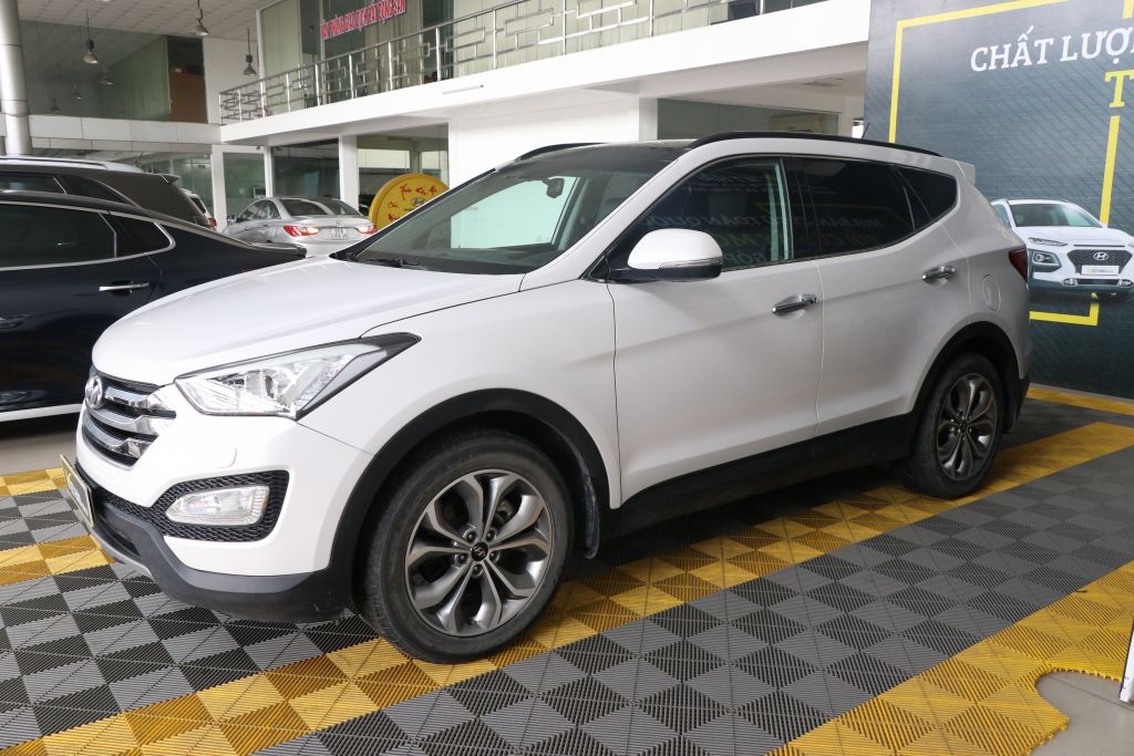 Hyundai Santa Fe 2.4AT 4WD 2015 - Bán xe Hyundai Santa Fe 2.4AT 4WD năm sản xuất 2015, màu trắng