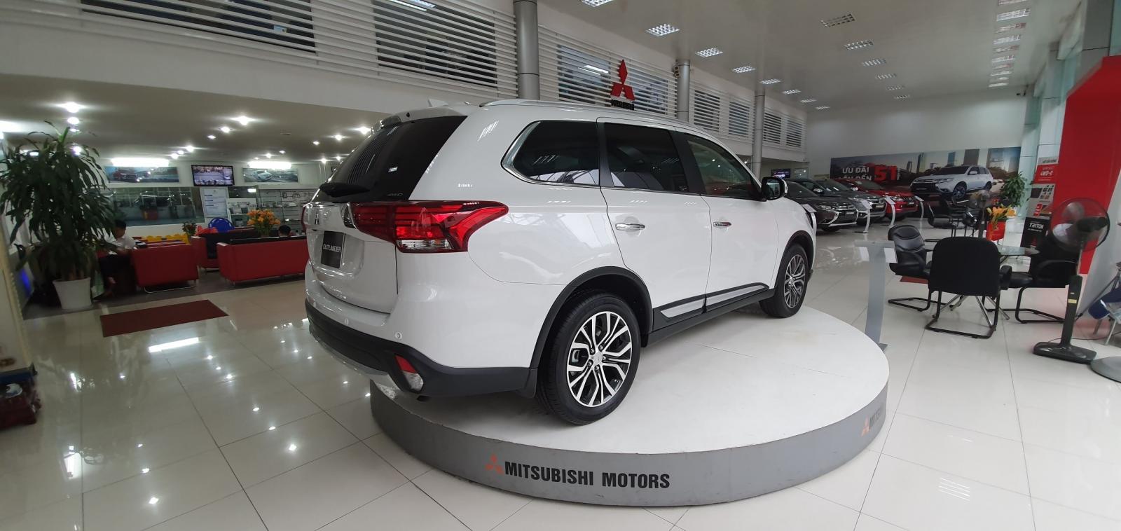 Mitsubishi Outlander 2019 - Bán Mitsubishi Outlander đời 2019, màu trắng, 807 triệu, khuyến mãi cực sốc. LH 0934515226 ngay để được giá tốt nhất