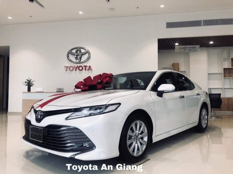 Toyota Camry   2019 - Cần bán xe Toyota Camry đời 2019, màu trắng, nhập khẩu nguyên chiếc