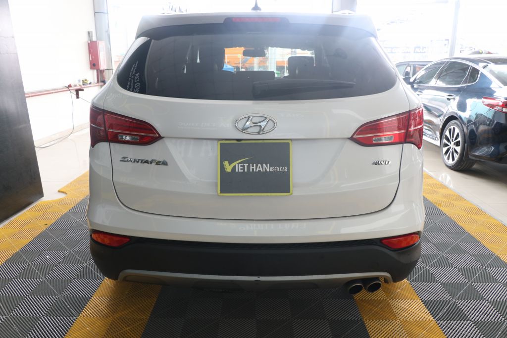 Hyundai Santa Fe 2.4AT 4WD 2015 - Bán xe Hyundai Santa Fe 2.4AT 4WD năm sản xuất 2015, màu trắng