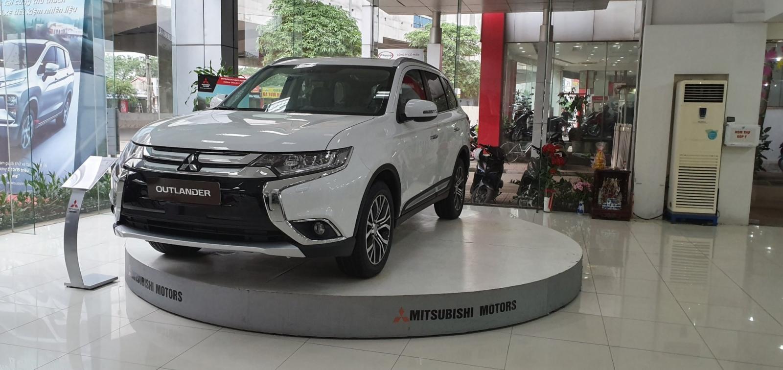 Mitsubishi Outlander 2019 - Bán Mitsubishi Outlander đời 2019, màu trắng, 807 triệu, khuyến mãi cực sốc. LH 0934515226 ngay để được giá tốt nhất