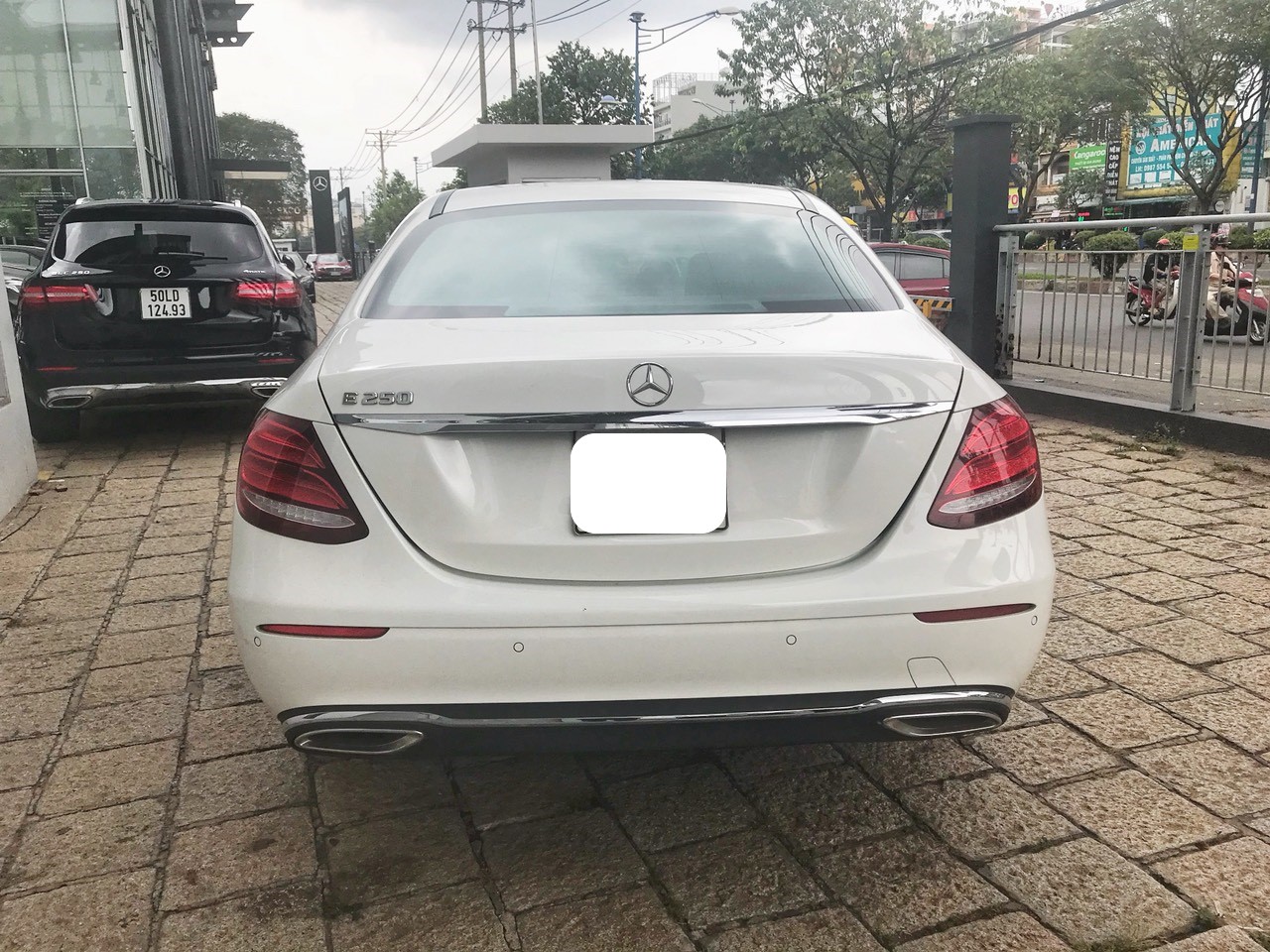 Mercedes-Benz E class E250 2017 - Mercedes E250 màu trắng qua sử dụng chính hãng, Chỉ 800tr nhận xe ngay