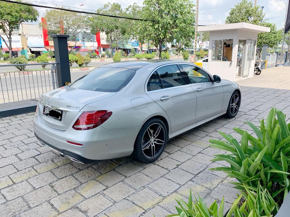 Mercedes-Benz E class E300 2018 - Bán xe Mercedes E300 bạc/nâu 2018 cũ chính hãng giá tốt. Trả trước 750 triệu nhận xe ngay