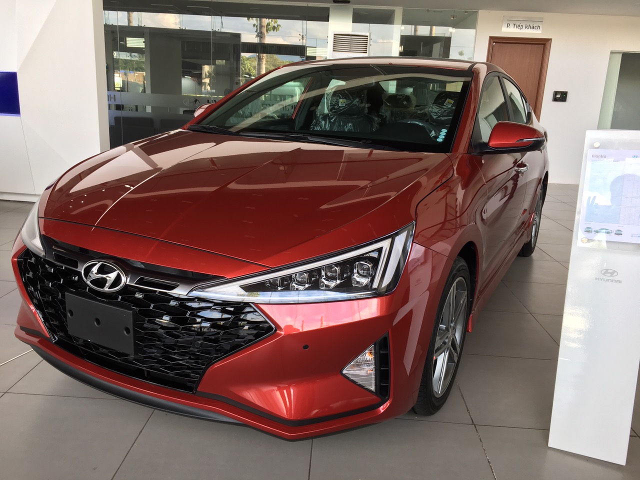 Hyundai Elantra 1.6 Turbo 2019 - Cần bán Hyundai Elantra 1.6 Turbo sản xuất 2019, màu đỏ