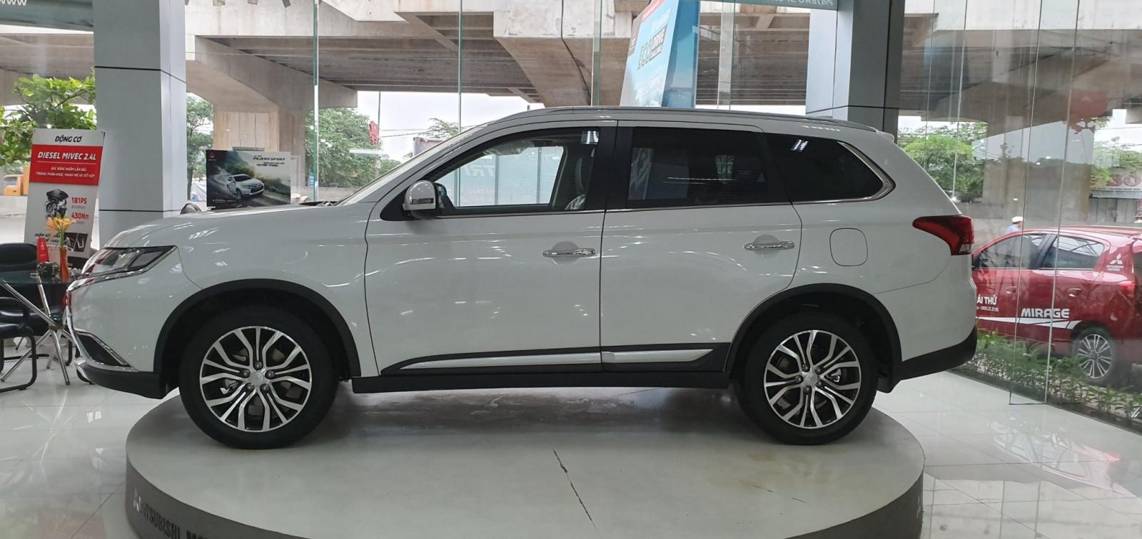 Mitsubishi Outlander 2019 - Bán Mitsubishi Outlander đời 2019, màu trắng, 807 triệu, khuyến mãi cực sốc. LH 0934515226 ngay để được giá tốt nhất