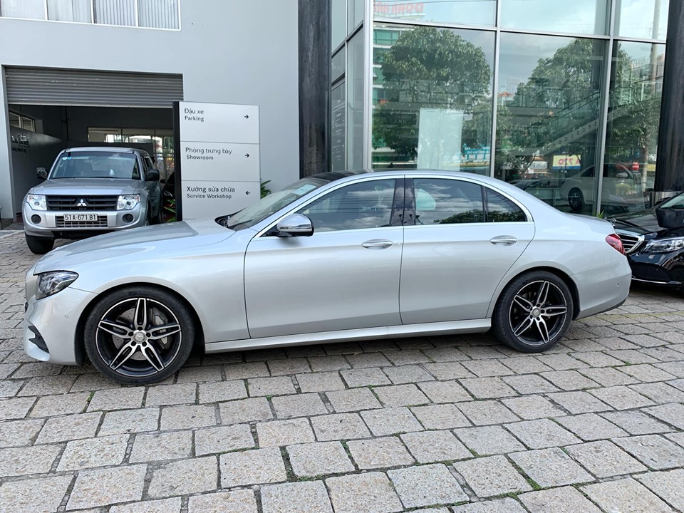 Mercedes-Benz E class E300 2018 - Bán xe Mercedes E300 bạc/nâu 2018 cũ chính hãng giá tốt. Trả trước 750 triệu nhận xe ngay