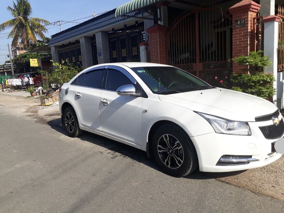 Chevrolet Cruze 1.6MT 2012 - Bán xe Chevrolet Cruze model 2012 số sàn màu trắng