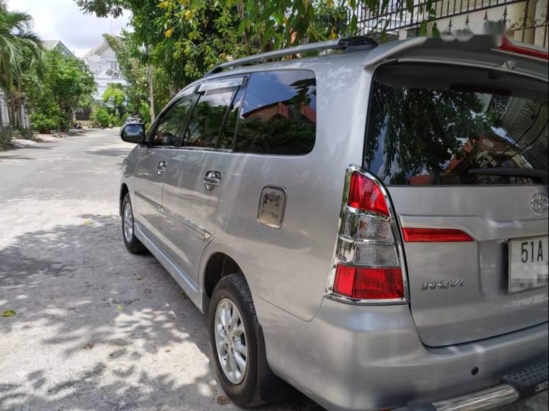 Toyota Innova E 2014 - Cần bán gấp Toyota Innova E đời 2014, màu bạc, số sàn giá cạnh tranh