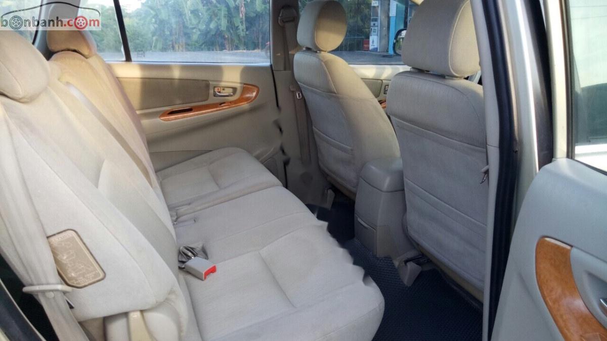 Toyota Innova 2009 - Cần bán Toyota Innova đời 2009, màu bạc, số sàn