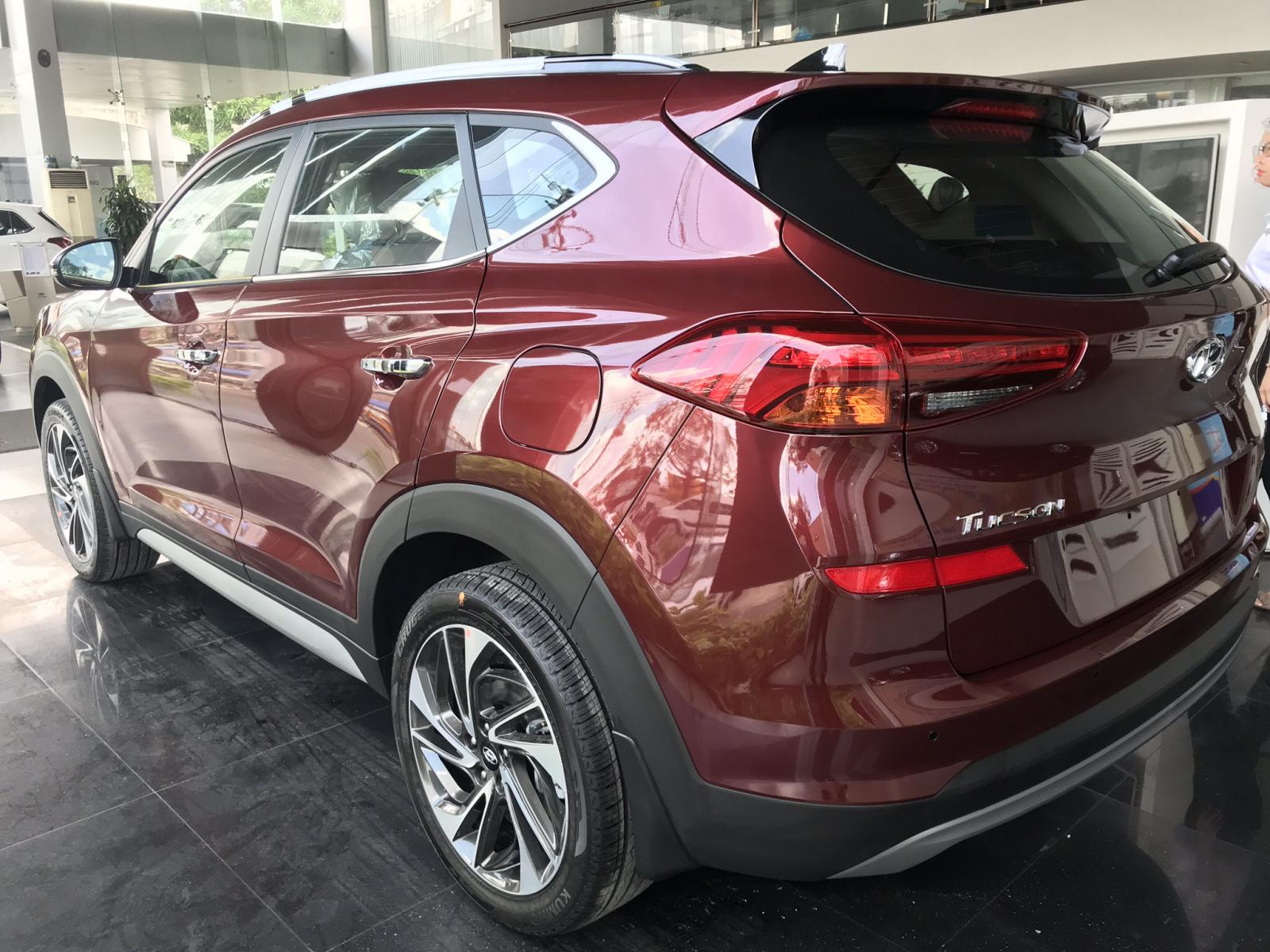 Hyundai Tucson Facelift 2.0 AT 2019 - Bán Hyundai Tucson 2019 Facelift 2.0 AT tiêu chuẩn, màu trắng - đỏ, giao ngay, tặng gói phụ kiện chính hãng 30 triệu