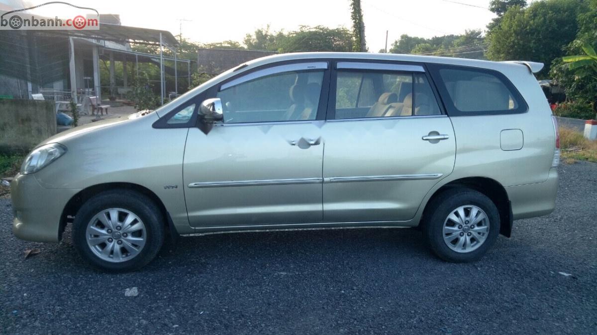 Toyota Innova 2009 - Cần bán Toyota Innova đời 2009, màu bạc, số sàn