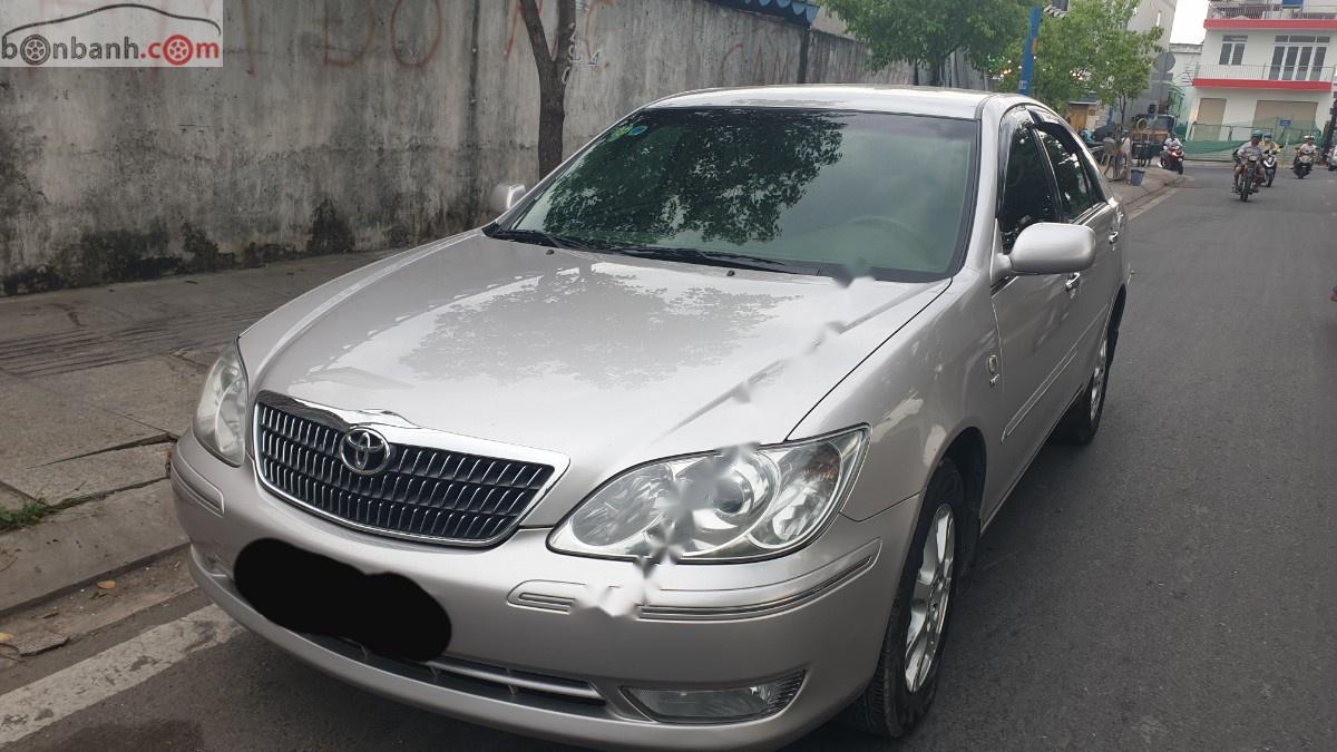 Toyota Camry 2004 - Bán Toyota Camry 2004, màu bạc, số sàn