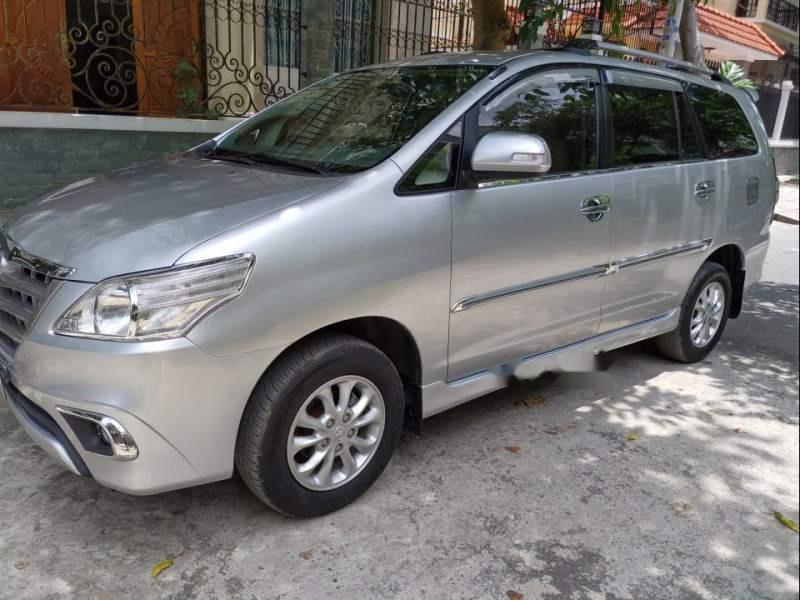 Toyota Innova E 2014 - Cần bán gấp Toyota Innova E đời 2014, màu bạc, số sàn giá cạnh tranh