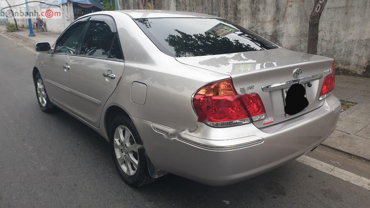 Toyota Camry 2004 - Bán Toyota Camry 2004, màu bạc, số sàn