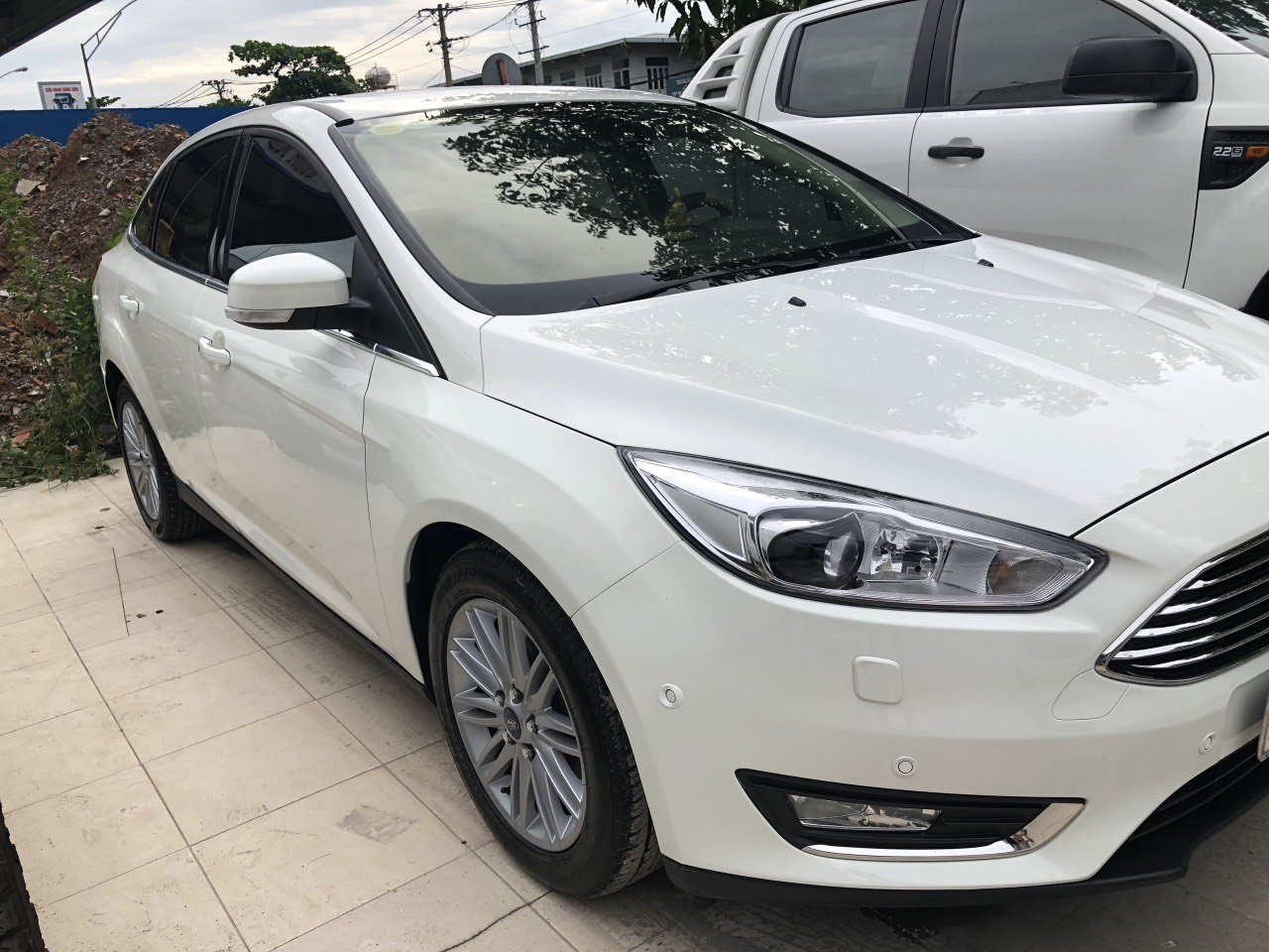 Ford Focus 1.5 L Titanium 2016 - Bán Ford Focus 1.5 L Titanium sản xuất năm 2016, màu trắng, giá chỉ 645 triệu