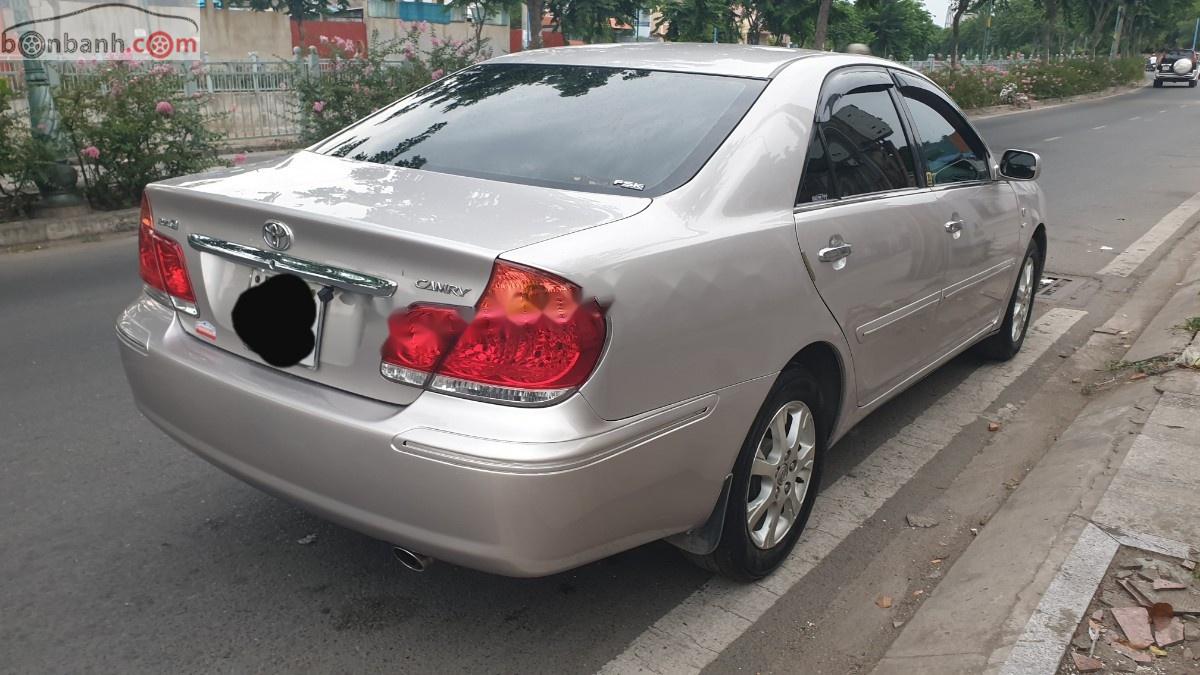 Toyota Camry 2004 - Bán Toyota Camry 2004, màu bạc, số sàn