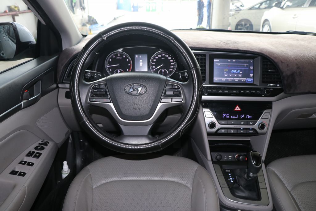 Hyundai Elantra GLS 1.6 AT 2016 - Cần bán Hyundai Elantra GLS 1.6 AT đời 2016, màu trắng, 566 triệu