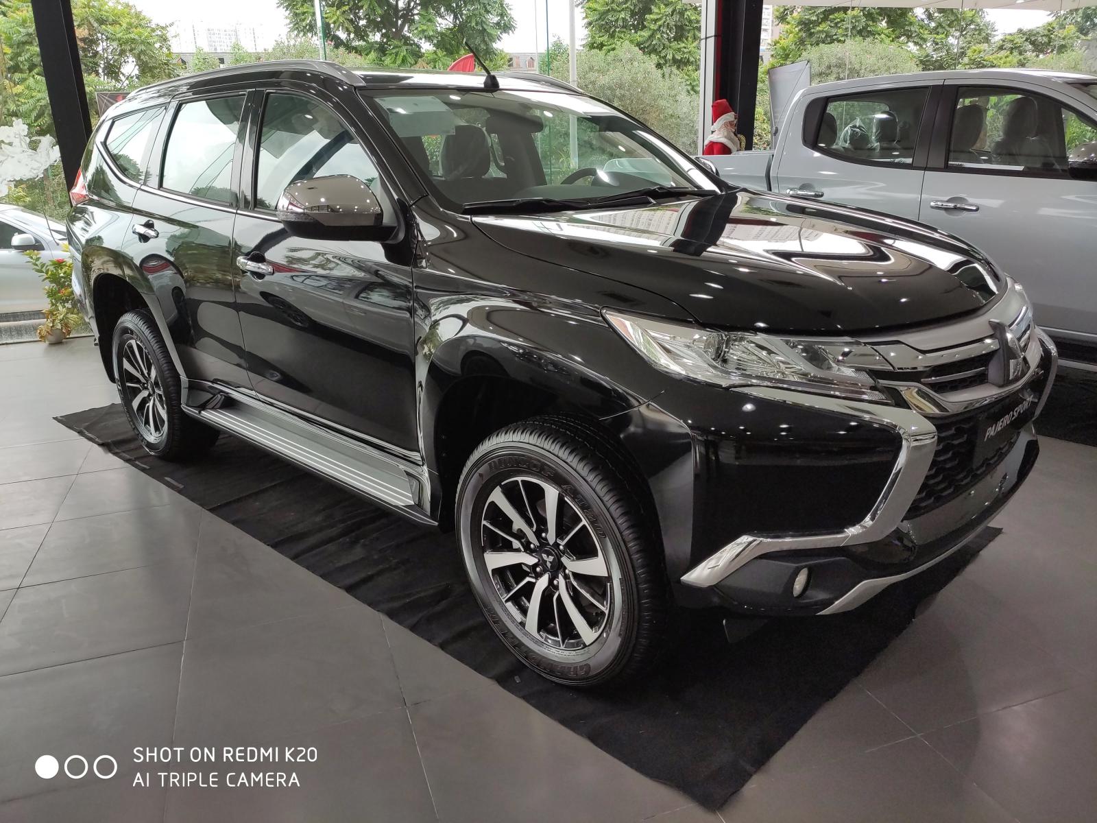 Mitsubishi Pajero Sport 2019 - Xe Mitsubishi Pajero Sport sản xuất năm 2019, dán kính máy dầu