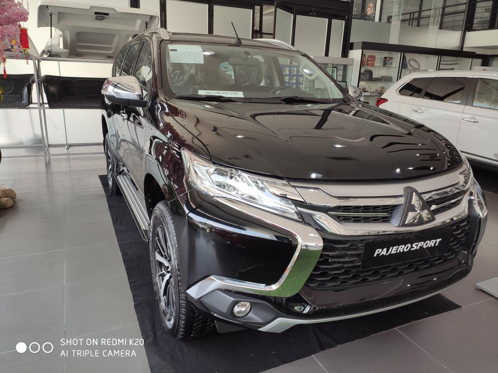 Mitsubishi Pajero Sport 2018 - Xe Mitsubishi Pajero Sport sản xuất năm 2019, dán kính trải sàn