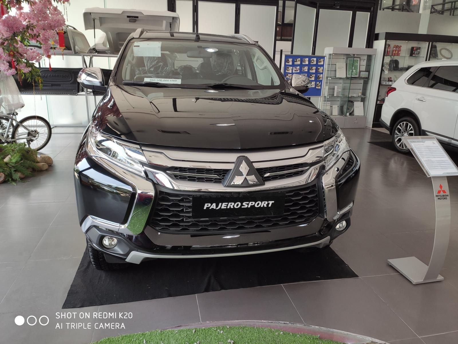 Mitsubishi Pajero Sport 2018 - Xe Mitsubishi Pajero Sport sản xuất năm 2019, dán kính trải sàn