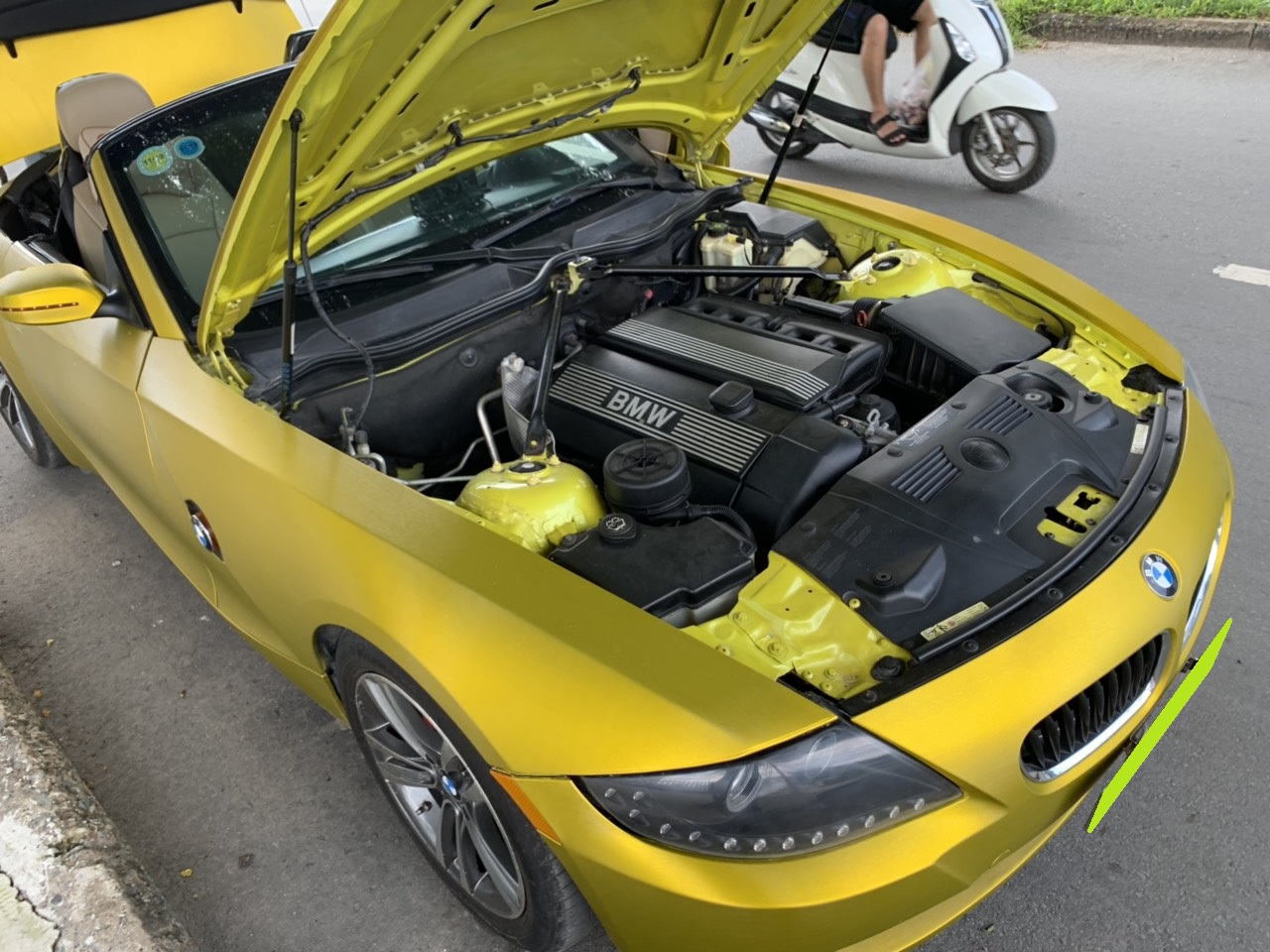 BMW Z4 2008 - Đổi gió bán BMW Z4, 2008, số sàn, mui xếp tự động, màu vàng