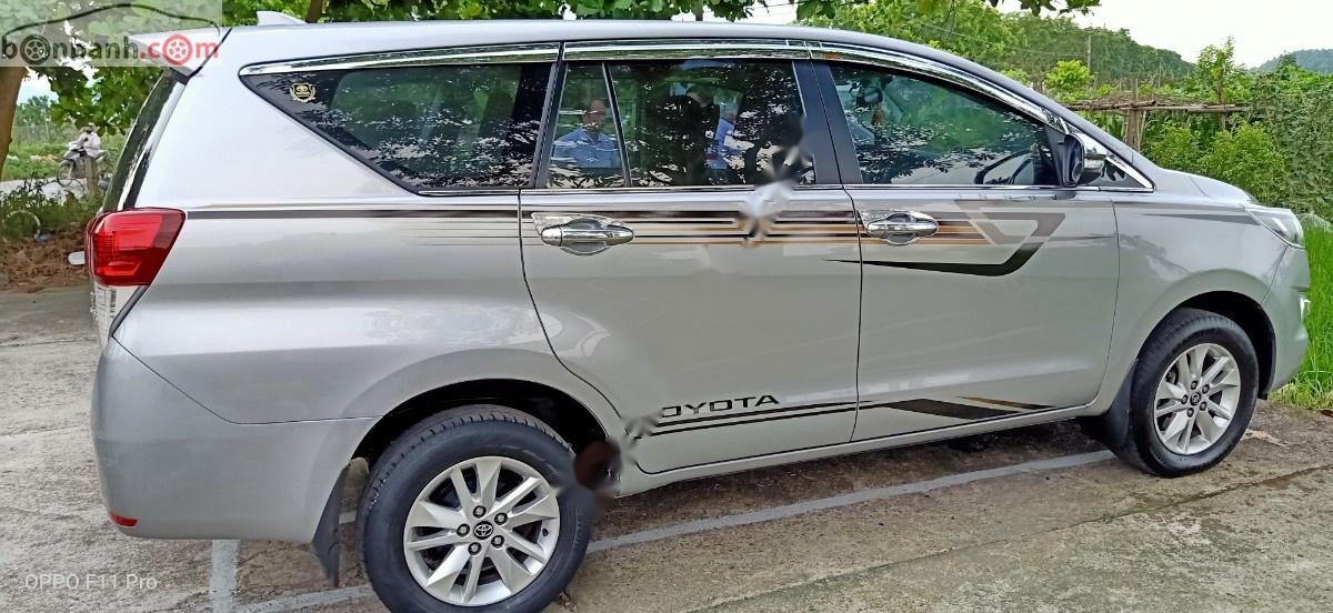 Toyota Innova 2016 - Chính chủ bán lại xe Toyota Innova sản xuất 2016, màu bạc