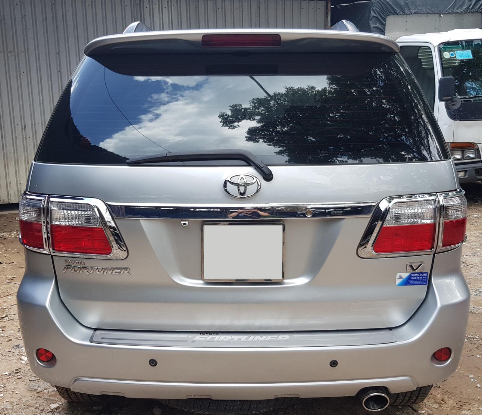 Toyota Fortuner V 2011 - Bán Toyota Fortuner 2011 màu bạc, biển số thành phố, xe ít đi