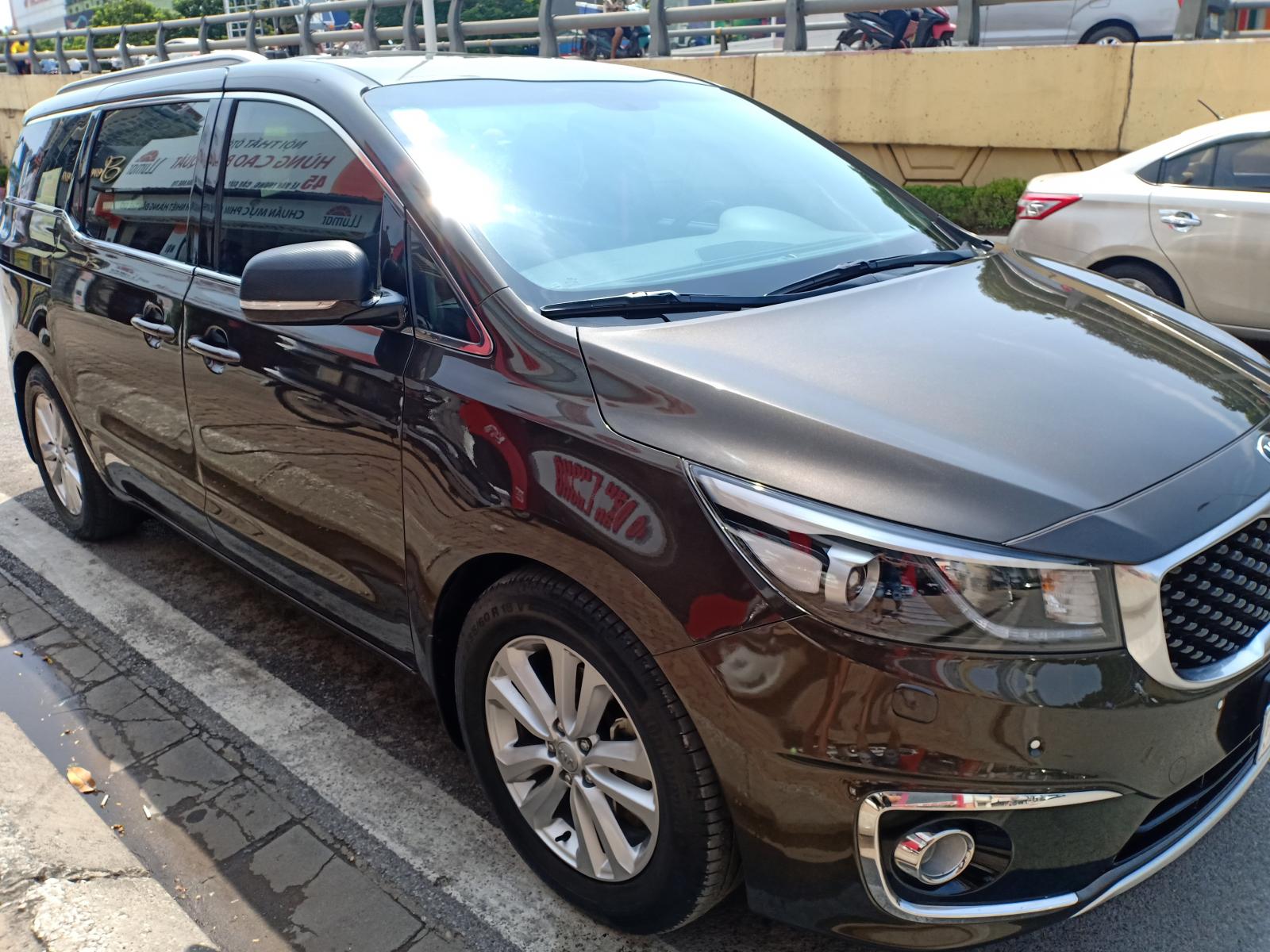 Kia Sedona GAT 2015 - Bán xe Kia Sedona GAT năm sản xuất 2015, màu nâu