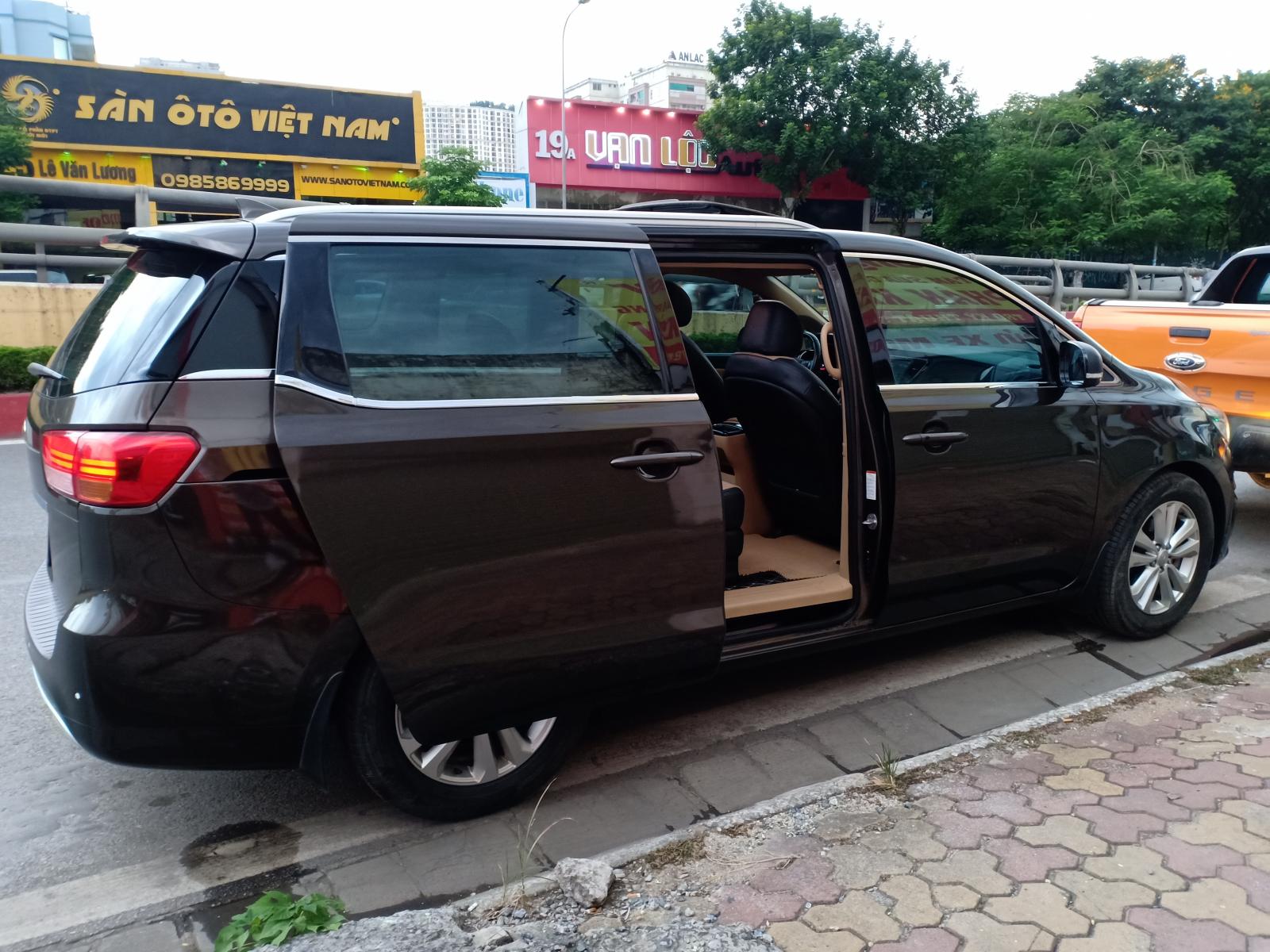 Kia Sedona GAT 2015 - Bán xe Kia Sedona GAT năm sản xuất 2015, màu nâu
