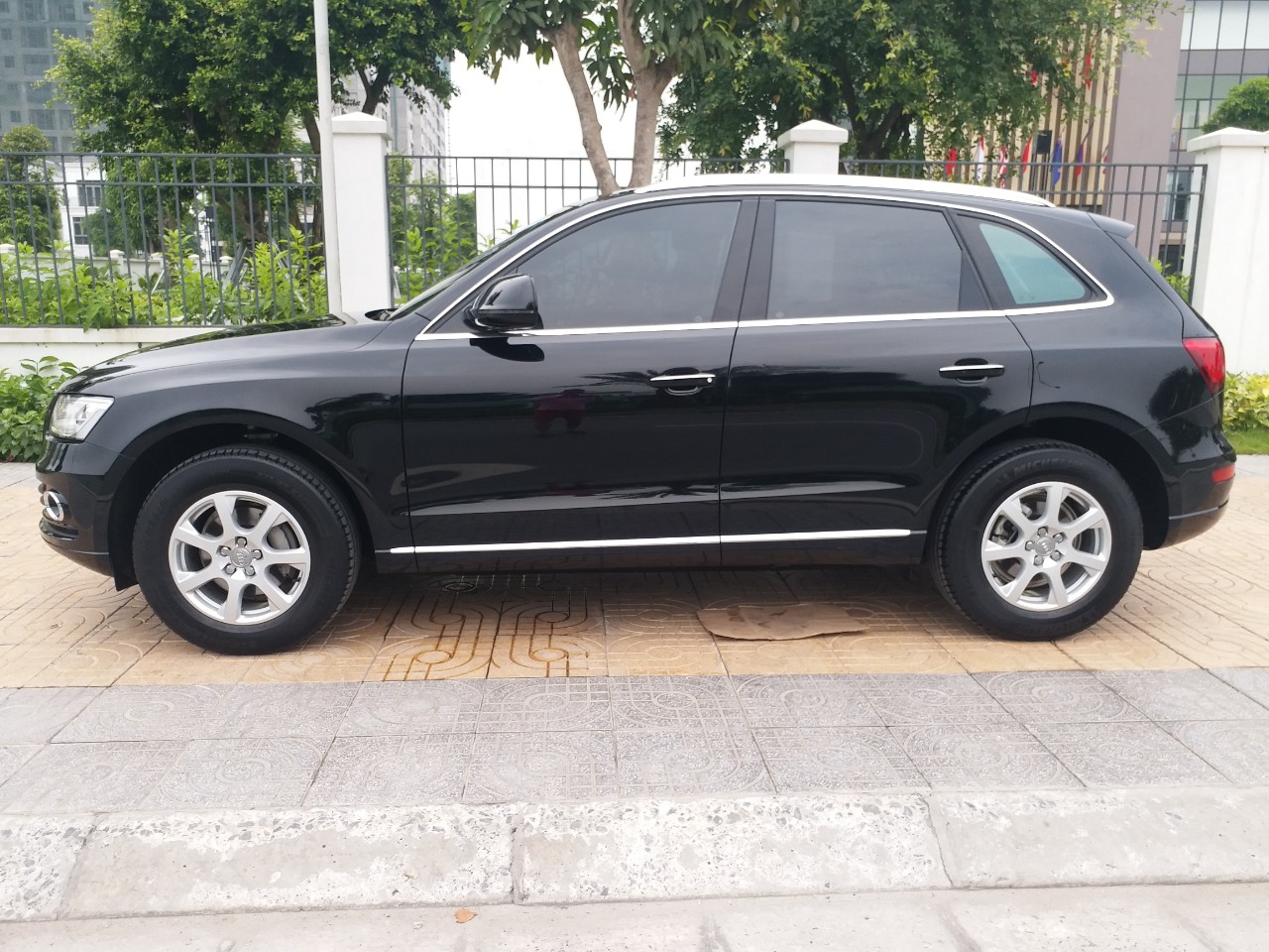 Audi Q5 2015 - Bán Audi Q5 2.0 TFSI màu đen/ nâu, sản xuất cuối 2015 nhập Đức, đăng ký 2016 tên tư nhân