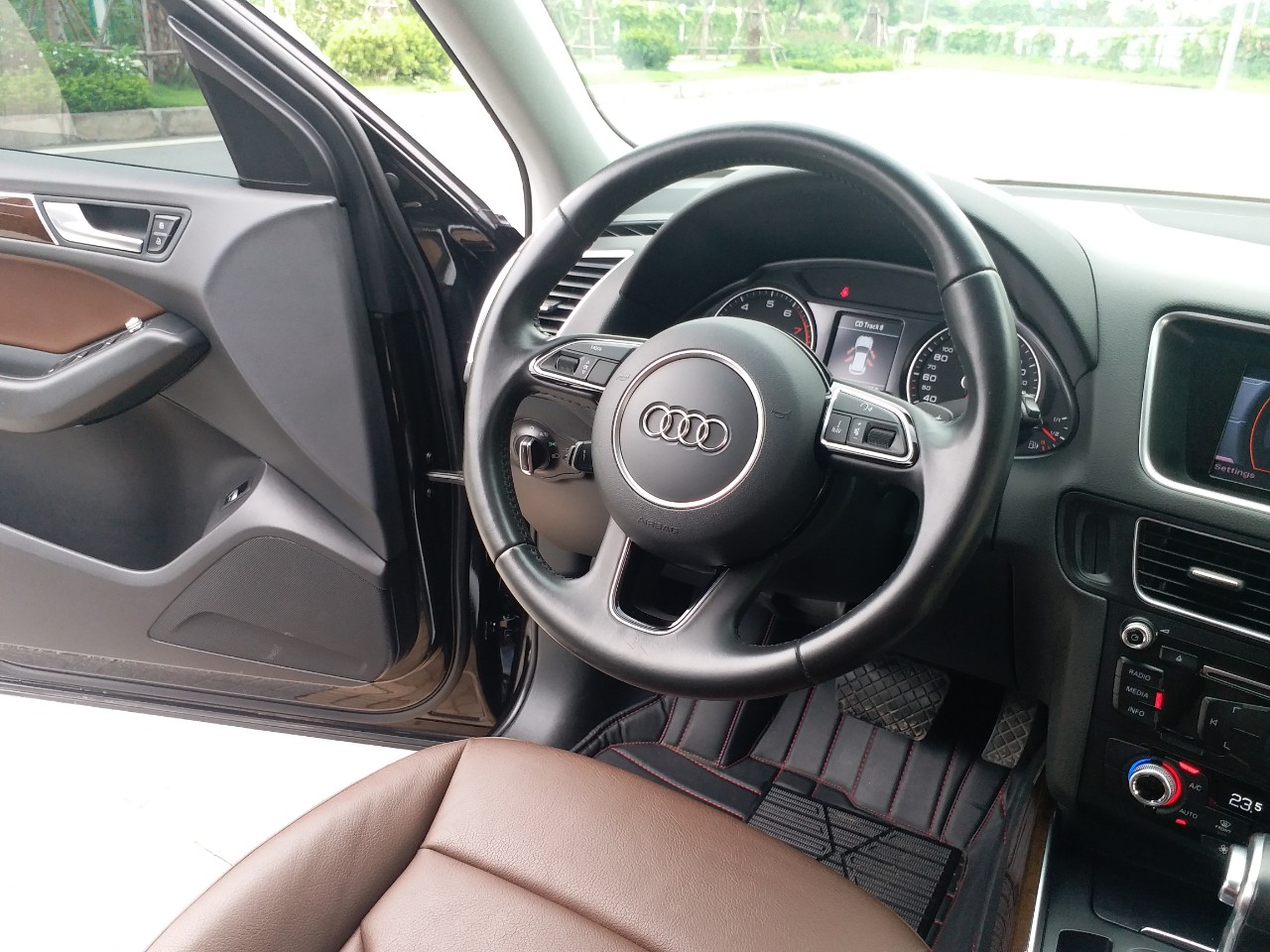 Audi Q5 2015 - Bán Audi Q5 2.0 TFSI màu đen/ nâu, sản xuất cuối 2015 nhập Đức, đăng ký 2016 tên tư nhân