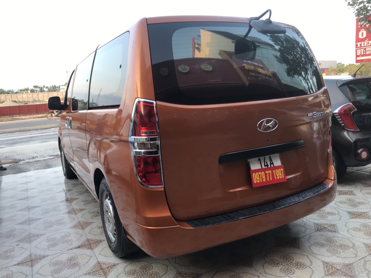 Hyundai Starex 2.4 2008 - Cần bán xe Hyundai Starex 2.4 năm sản xuất 2008, màu cam, xe nhập, giá 450tr