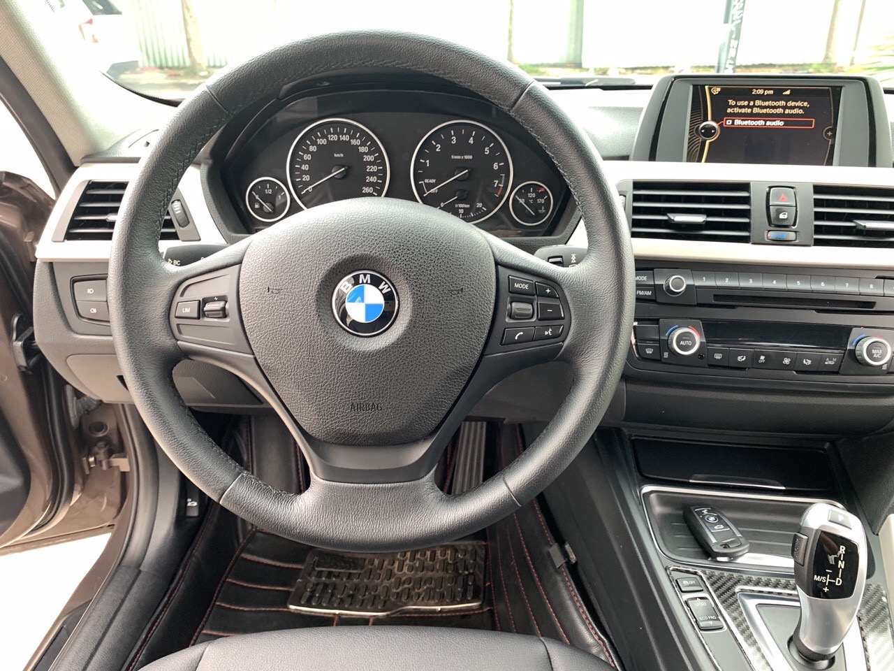 BMW 3 Series 320i 2014 - Bán BMW 320i sản xuất 2014, xe đẹp đi ít bao kiểm tra tại hãng